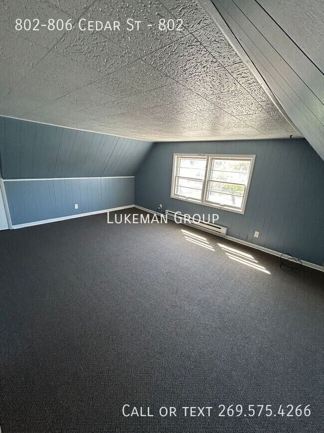 Building Photo - 802-806 Cedar St-802