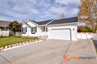 Building Photo - 11843 Logans Run Cove