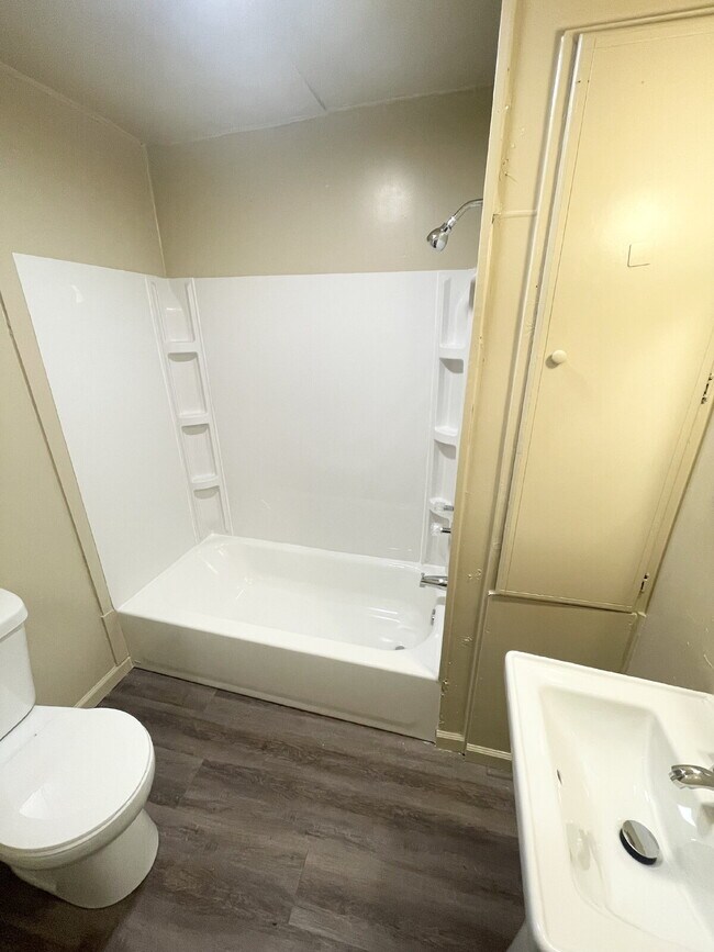 Foto del edificio - 2 Bedroom Home with gravel driveway for off-street parking