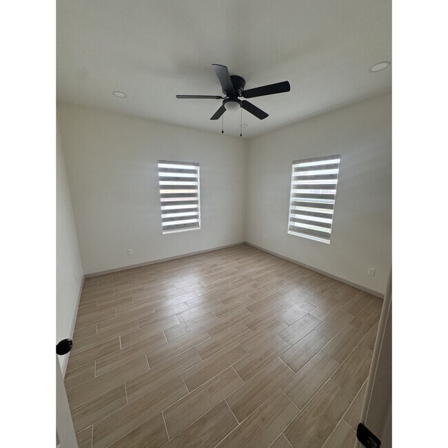 Foto del edificio - 2100 E San Andrea St