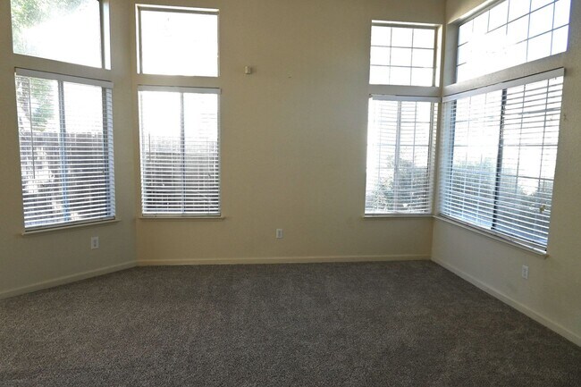 Foto del edificio - Resident Benefit Package Property