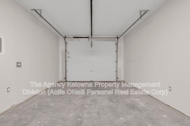 Building Photo - 2163 Woodlawn St