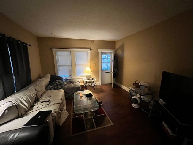 Foto del edificio - Spacious 2 bedroom, 1 bath with bonus room...