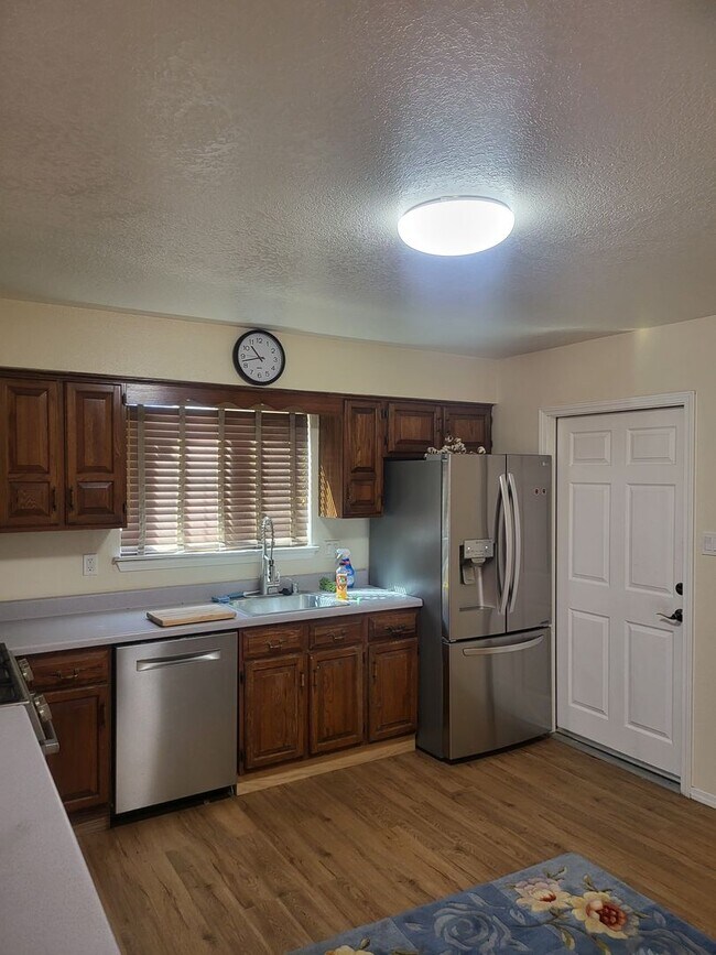 Building Photo - Accessable NE Heights 3/bd 1.75/ba 1300/sf...