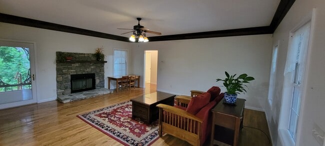 Photo - 690 Pinewood Dr House