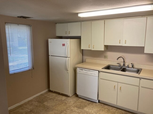 Foto del edificio - Downstairs 2/2 Country Club Village Condo ...