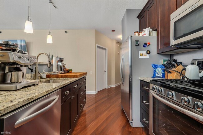 Building Photo - 1 br, 2 bath Condo - 610 S West End St