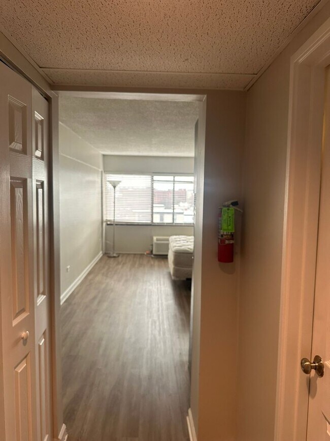 Foto del edificio - University Towers Unit 601: Studio Apartment ready for AUGUST 2026 move in! $1200 per Month