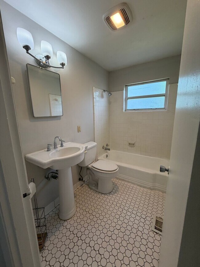 Foto del edificio - 717 Edgewood St