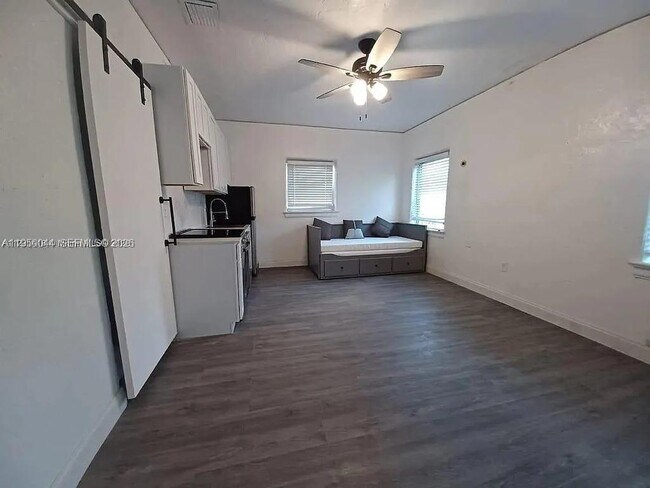 Foto del edificio - 2822 Pine Tree Dr