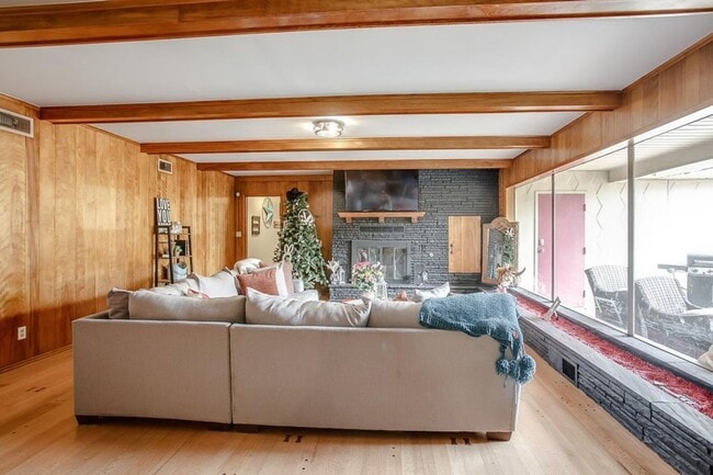 Foto del edificio - Spacious 4-Bedroom Home with Dual Living Areas