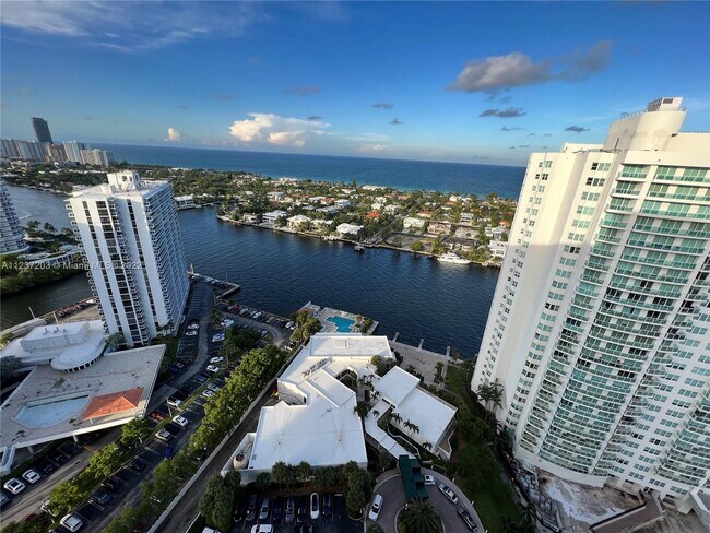 Foto del edificio - 20281 E Country Club Dr