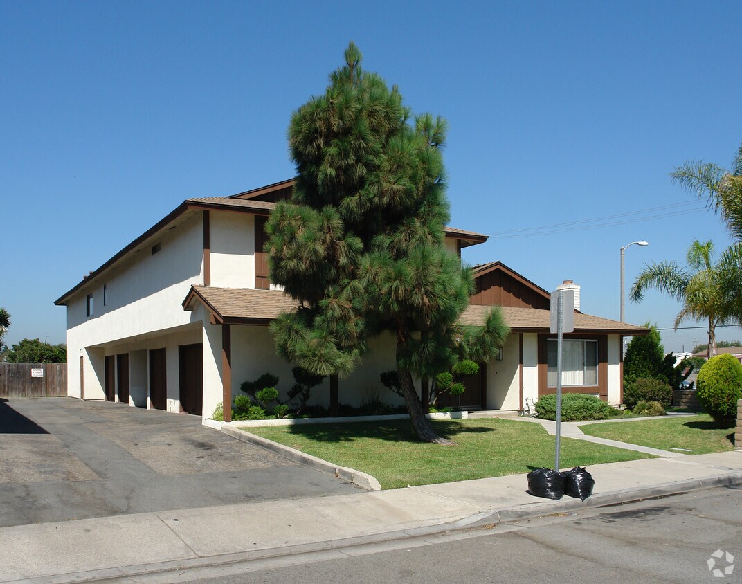 Foto del edificio - 16501 Regina Cir