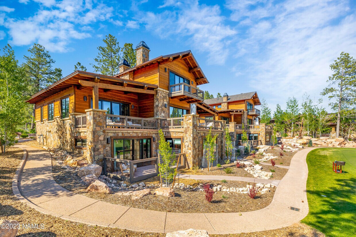 Foto principal - 3000 S Clubhouse Cir