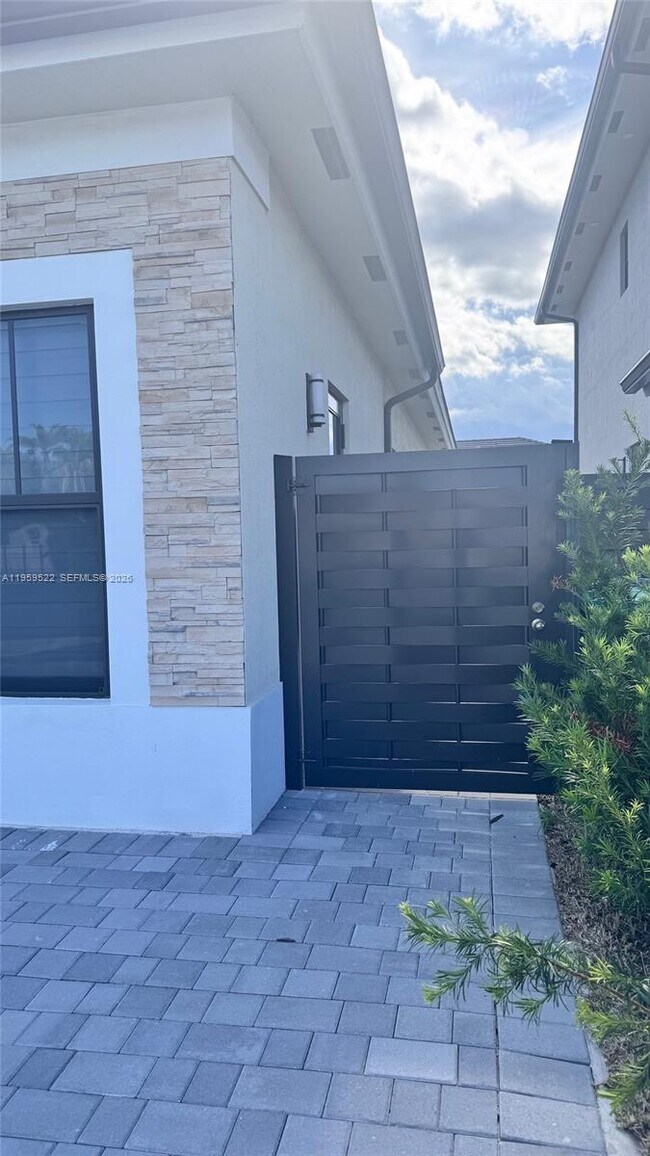 Building Photo - 1820 SW 144th Ave