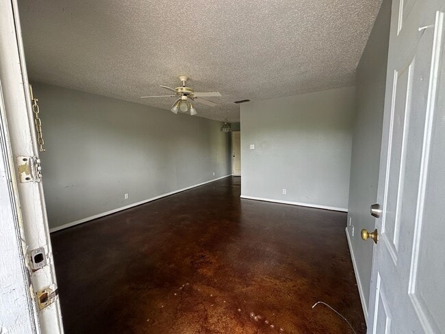 Building Photo - 212 Memory Ln