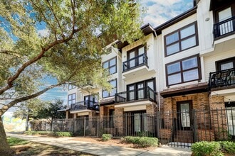 Building Photo - 1305 Delano St