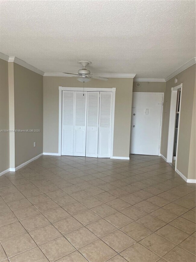 Building Photo - 400 Kings Point Dr