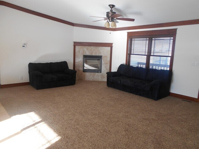 Foto del edificio - 860 Grace Ln