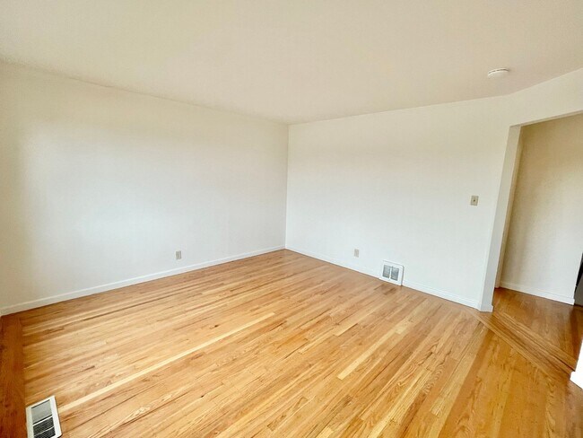 Building Photo - 3BD/2BA 2-Level Classic Miraloma Home! Gar...