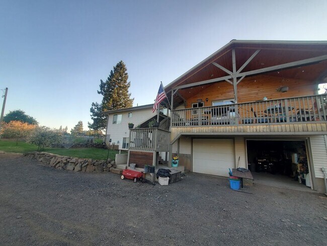 Building Photo - Gorgeous 4 bedroom 3 bathroom Kamiah house...