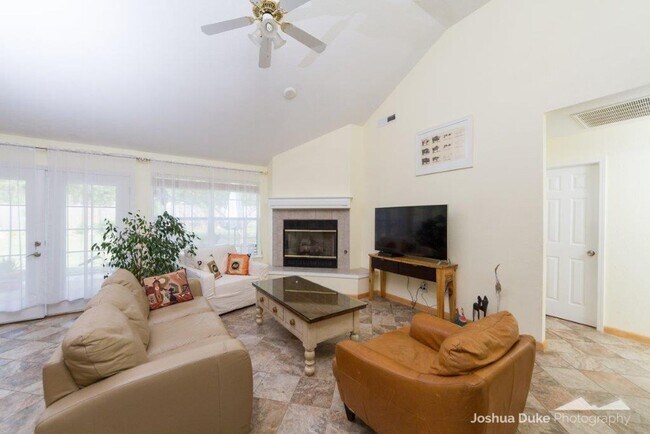 Foto del edificio - Available May 1st! 4-Bedroom, 2-Bathroom Home, Within walking distance of Root Elementary