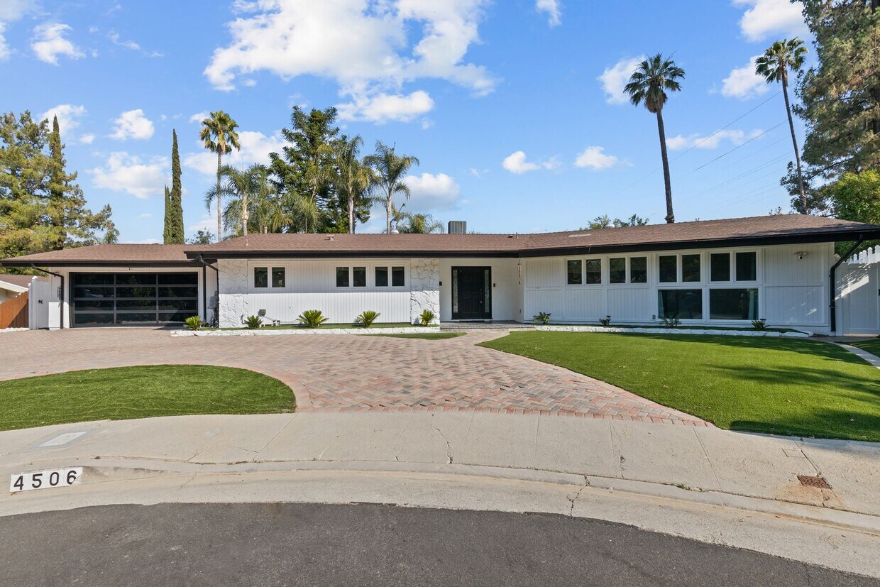 Foto principal - UPGRADED SOUTH OF THE BOULEVARD HOME WITH HUGE BACKYARD!