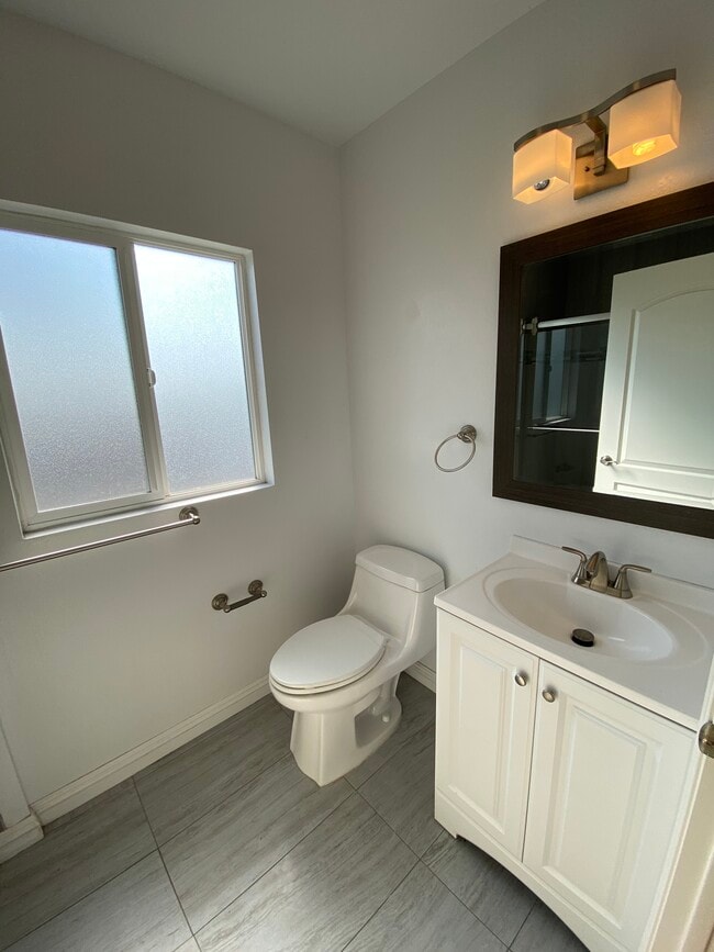 Building Photo - 811 N Hayworth Ave