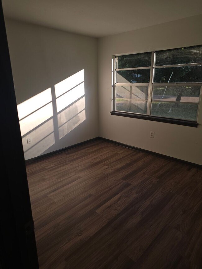 Building Photo - 1059 Maria Dr