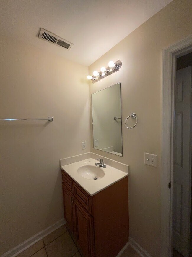 Foto del edificio - Charming 2 Bedroom Duplex - 106 Laib Ln. #7