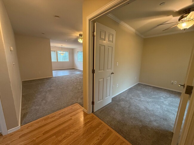 Foto del edificio - DuPont 3 bedroom+ den,  1712 SF home, adja...