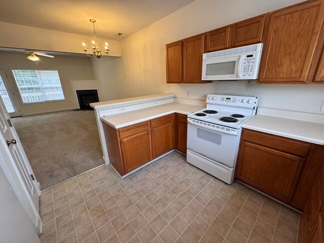 Building Photo - HUGE 3 Bed 3.5 Bath 3 Story Town Home, AVAILABLE NOW!