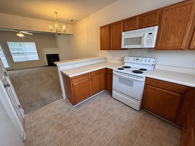 Foto del edificio - HUGE 3 Bed 3.5 Bath 3 Story Town Home, AVAILABLE NOW!