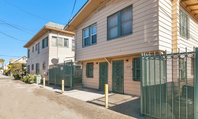 Building Photo - 424 W 9th St