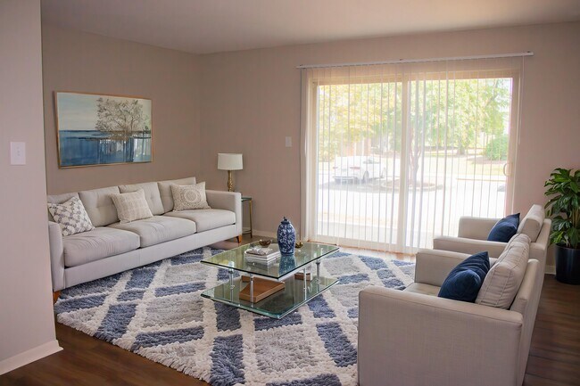 Sala de estar - The Woodlands Apartment Homes, LLC