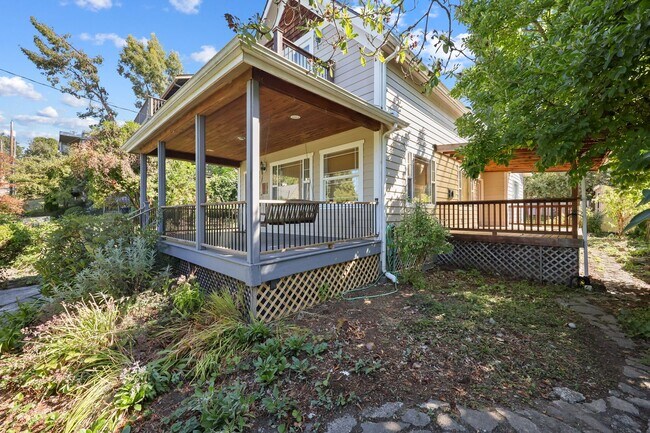 Foto del edificio - 2720 Sq. Ft. Character Home with 3 Bedroom...