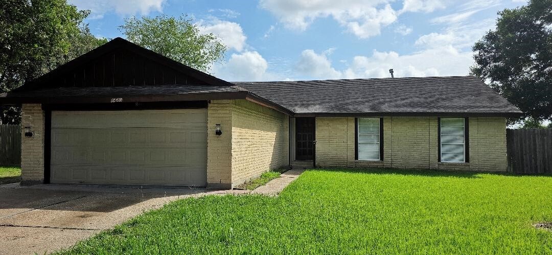 Foto principal - 8443 Gulfwood Ln