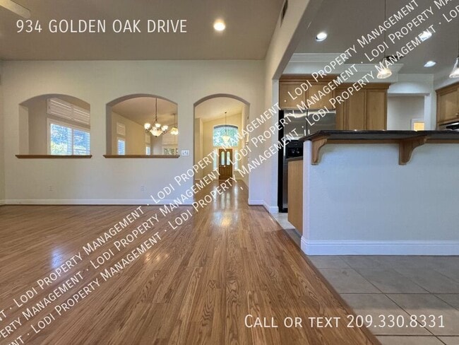 Building Photo - 934 Golden Oak Dr