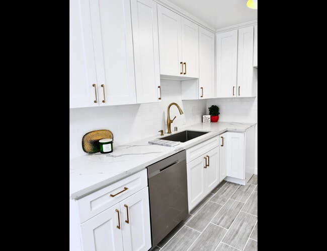 Foto del edificio - 2 WEEKS FREE! - Fully remodeled!