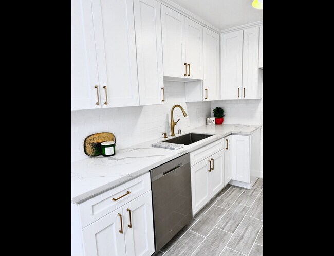 Foto del edificio - Spacious 1 & 2 Bedroom Apartments