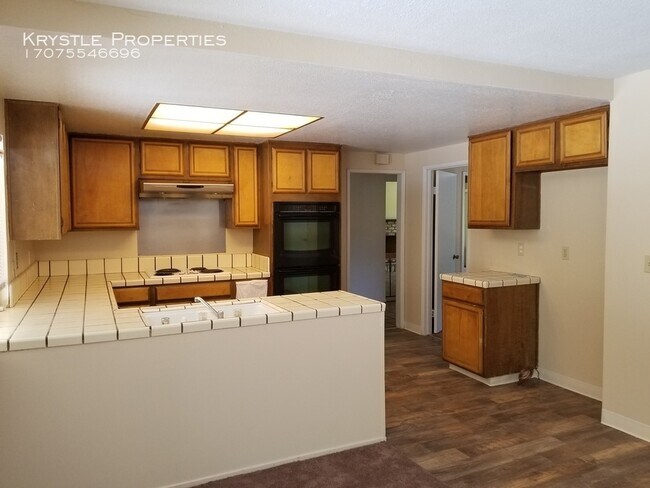 Building Photo - 343 Regents Park Dr