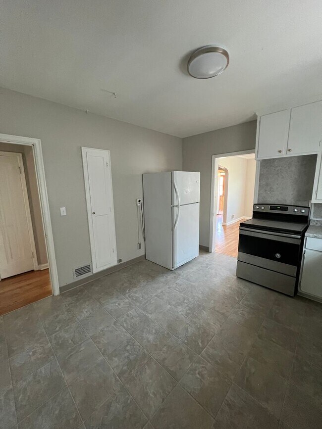 Foto del edificio - Large Florence 4 bed 2 bath house w garage...
