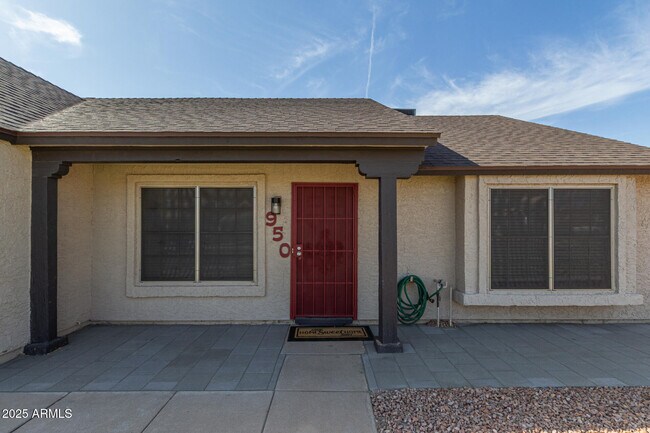 Building Photo - 950 E Wickieup Ln