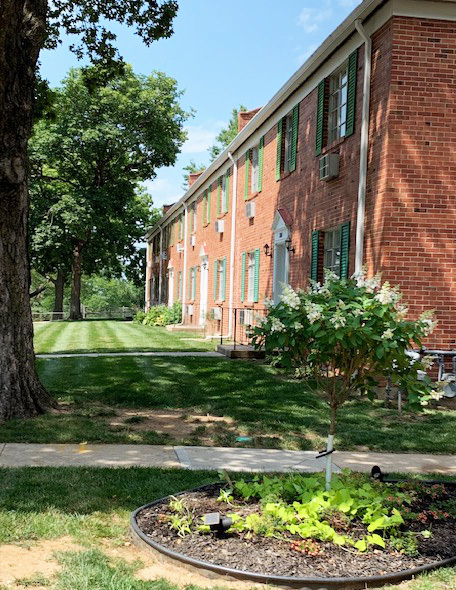 Fachada del hotel con vista a Brookside Park - Park Hill Apartments