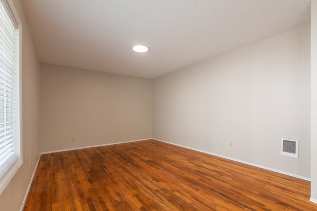 Building Photo - 2531 SE 27th Ave