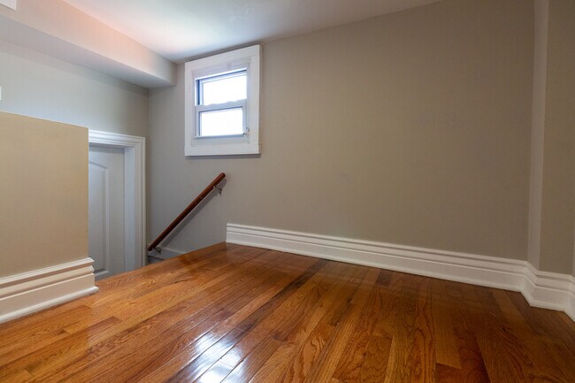 Building Photo - 3250 N Leavitt St