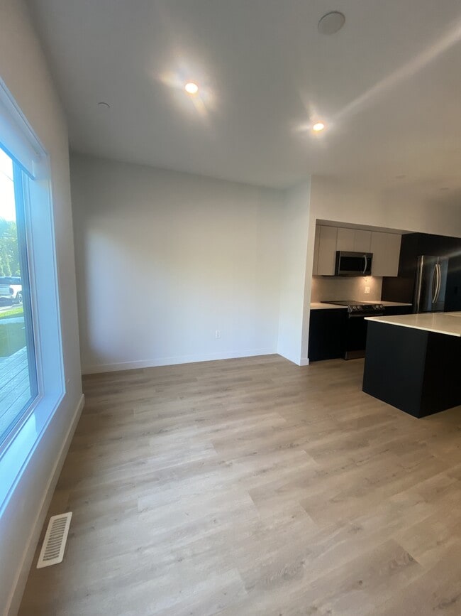 Building Photo - KL28-KL27 27 St SW