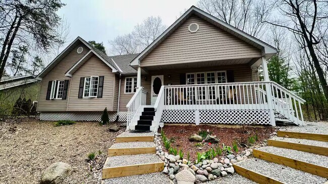 Building Photo - Executive Cottage Home for Rent in Grand Bend – Luxury Living * Fully FURNISHED