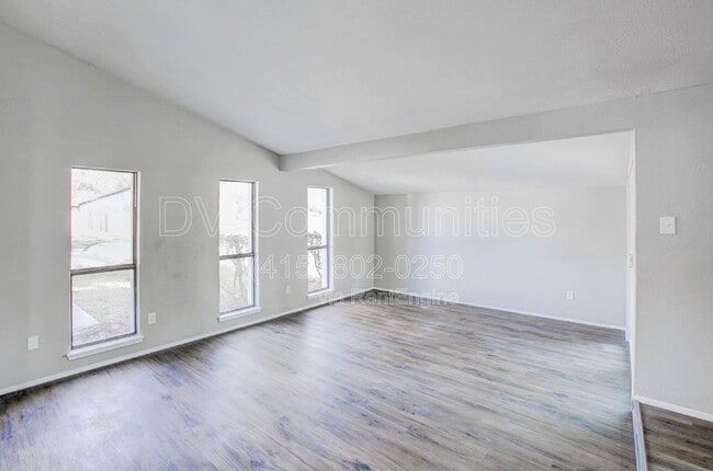 Foto del edificio - 5806 Evening Shadows Ln