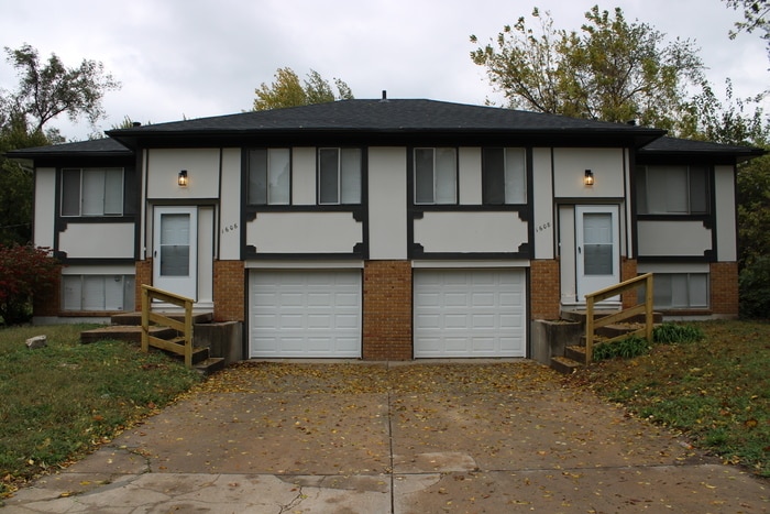 Primary Photo - 2-bedroom, 2-bathroom home with vanity in ...